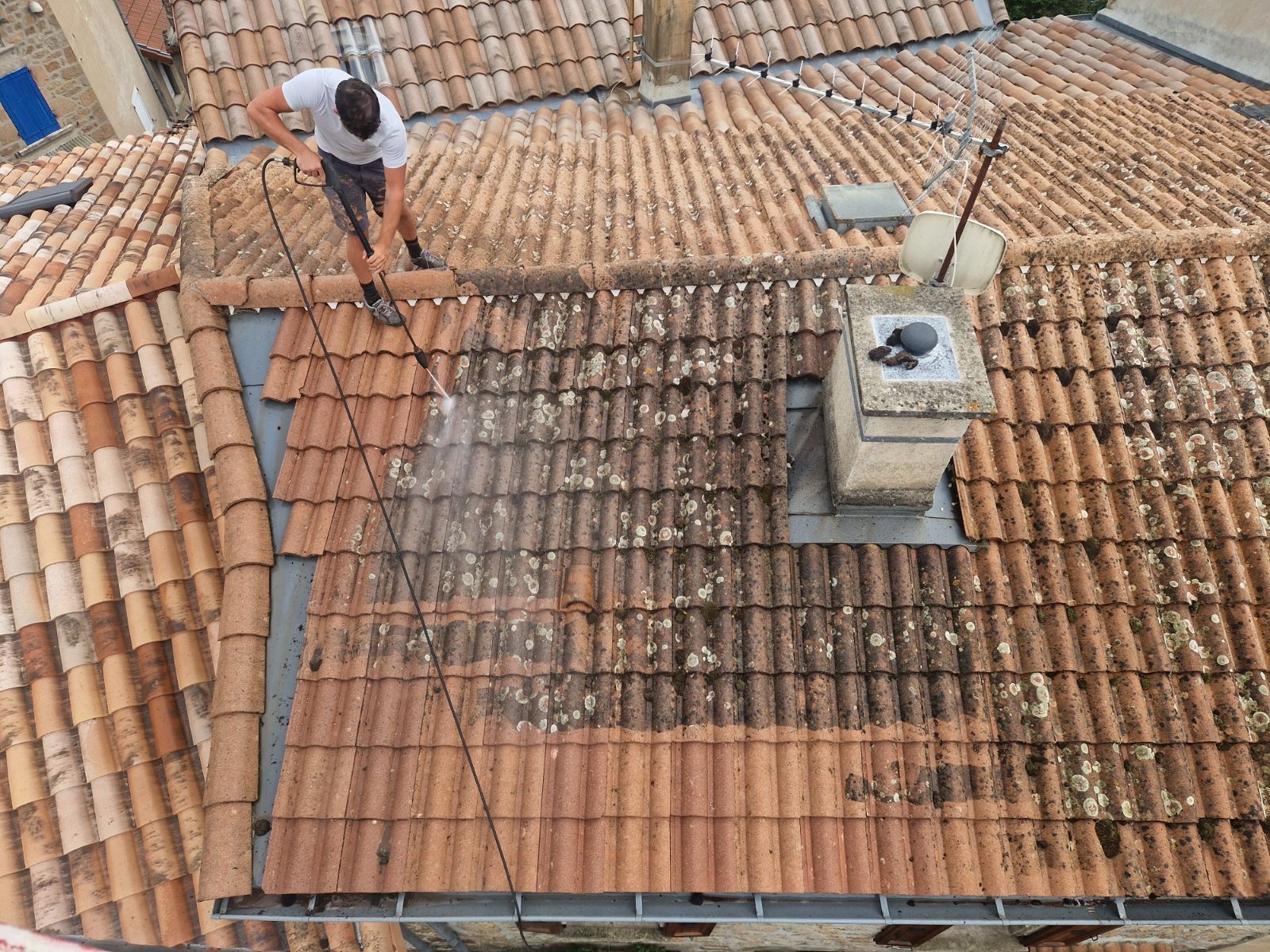 Nettoyage et démoulage de toiture à Valence -traitement anti-mousse schizzano